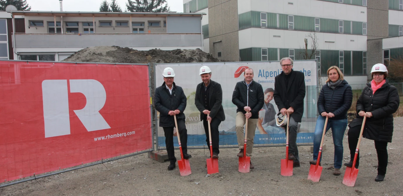 Sorgen gemeinsam für neuen Wohnraum in Lustenau: Ing. Wilhelm Muzyczyn, Geschäftsführer der Alpenländischen Heimstätte, Bürgermeister Kurt Fischer, Christian Jauk von Rhomberg Bau, die Architekten Reinhard und Eveline Drexel sowie Alexandra Schalegg von der Alpenländischen (v. l. n. r.).